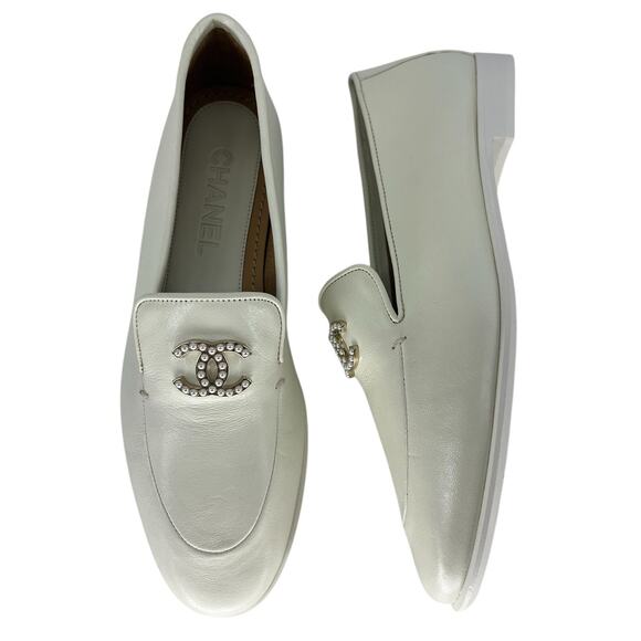 Chanel 2023 Interlocking CC Pearl Logo Leather Loafers in Off White - Picture 1 of 16